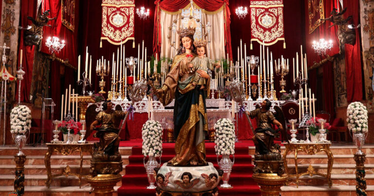 María Auxiliadora Coronada Celebra el LXXII Aniversario de su Coronación Canónica con un Devoto Besapiés