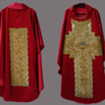 Nueva casulla roja de la Hermandad de la Esperanza de Triana confeccionada con bordados franceses restaurados del siglo XIX.