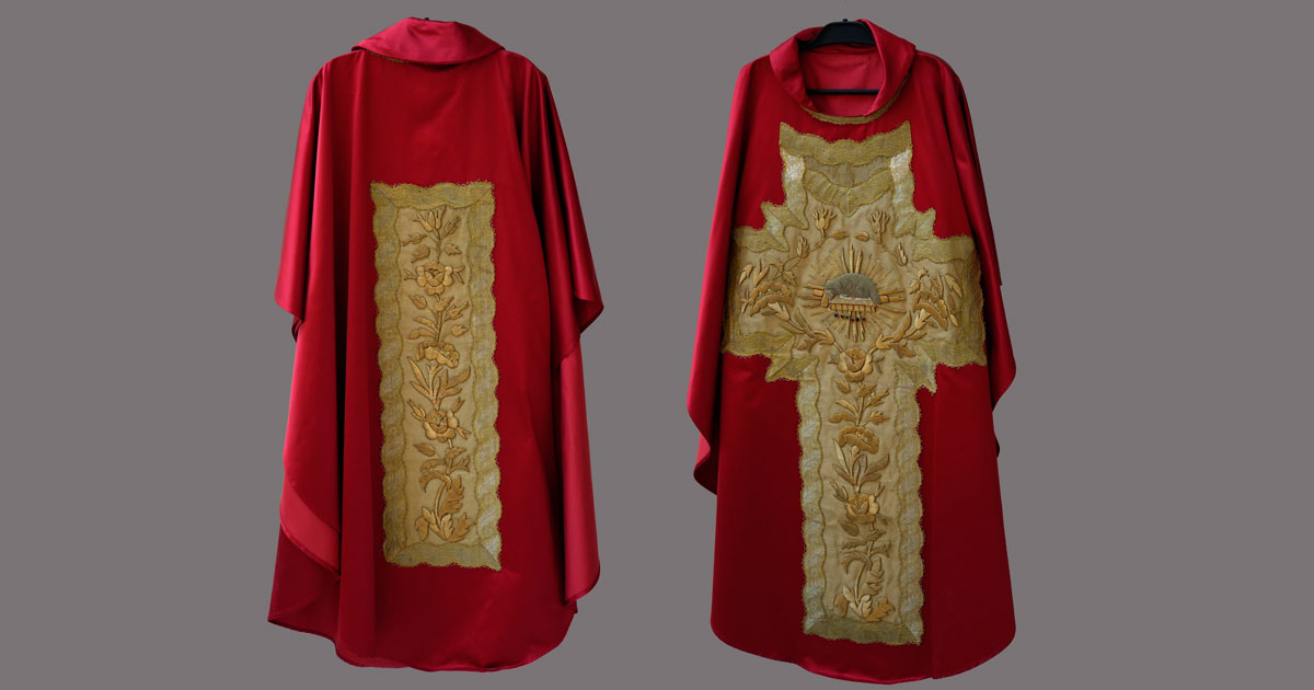 Nueva casulla roja de la Hermandad de la Esperanza de Triana confeccionada con bordados franceses restaurados del siglo XIX.