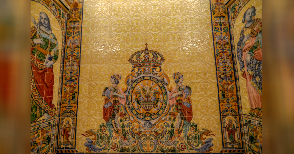 Nuevo camarín de Nuestra Señora de la Esperanza inaugurado por la Hermandad de la Esperanza de Triana en la Capilla de los Marineros con decoración artística, cerámica y pinturas murales.