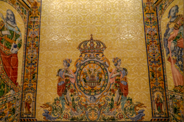 Nuevo camarín de Nuestra Señora de la Esperanza inaugurado por la Hermandad de la Esperanza de Triana en la Capilla de los Marineros con decoración artística, cerámica y pinturas murales.