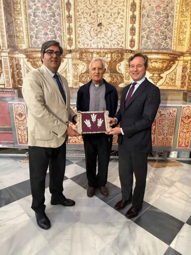Entrega de las potencias plateadas donadas por la Hermandad del Amor a la Hermandad de la Sagrada Cena de Sevilla.