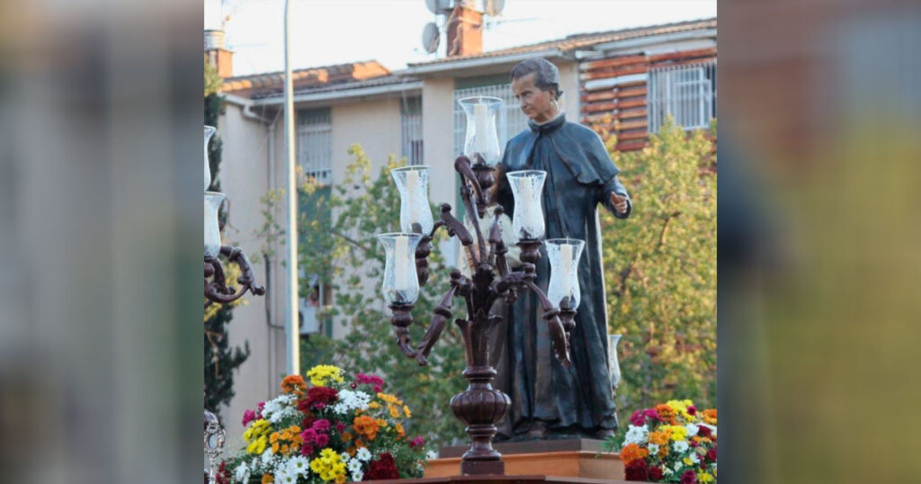 “Imagen de Don Bosco de Jesús Obrero durante una peregrinación extraordinaria hacia la Catedral de Sevilla