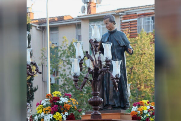 “Imagen de Don Bosco de Jesús Obrero durante una peregrinación extraordinaria hacia la Catedral de Sevilla