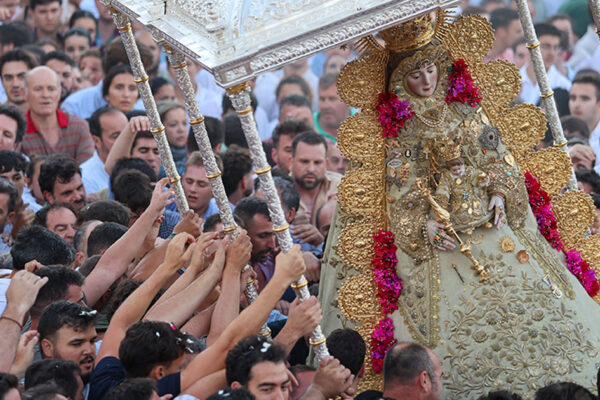 Fotografía de la Virgen del Rocío durante la procesión del Rocío 2026 en Almonte, captada por Christian Neyra.