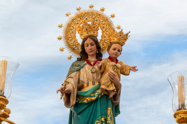 María Auxiliadora durante su salida procesional por las calles de Carmona acompañada por numerosos fieles y devotos.