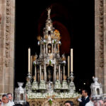 La procesión del Corpus Christi de Sevilla discurriendo por la calle Placentines junto a la Catedral.
