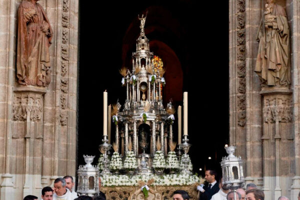 La procesión del Corpus Christi de Sevilla discurriendo por la calle Placentines junto a la Catedral.