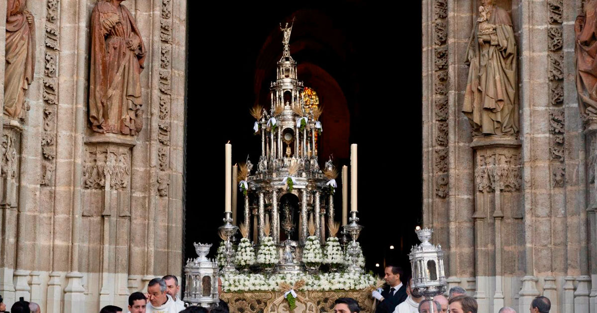 La procesión del Corpus Christi de Sevilla discurriendo por la calle Placentines junto a la Catedral.
