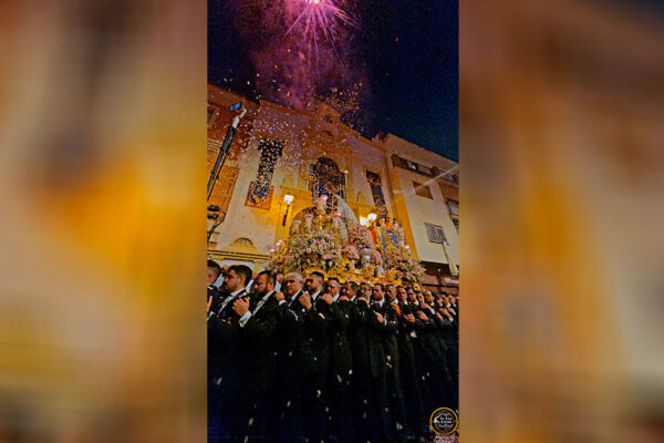 La Virgen del Rocío de Málaga durante su salida procesional acompañada por numerosos fieles y devotos.