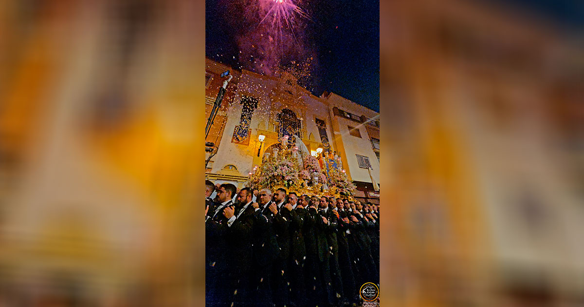 La Virgen del Rocío de Málaga durante su salida procesional acompañada por numerosos fieles y devotos.