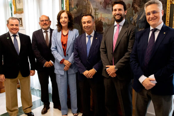 Representantes de la Fundación Cruzcampo y la Hermandad de la Macarena durante la renovación del acuerdo de colaboración social