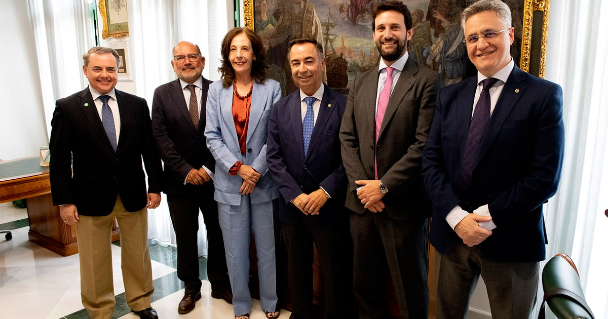 Representantes de la Fundación Cruzcampo y la Hermandad de la Macarena durante la renovación del acuerdo de colaboración social