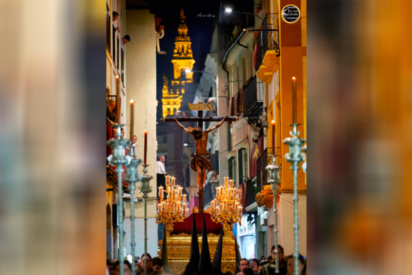 Imagen del Santísimo Cristo del Amor de Sevilla durante una estación de penitencia.