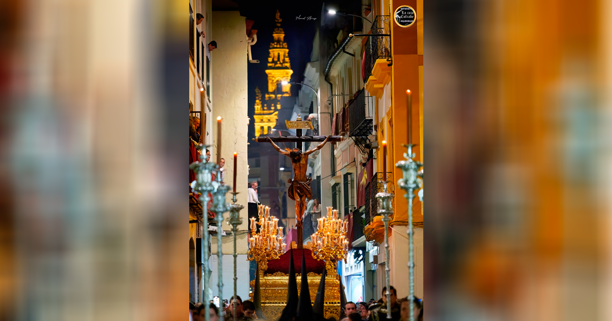 Imagen del Santísimo Cristo del Amor de Sevilla durante una estación de penitencia.
