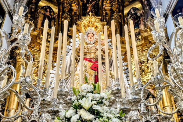 La Virgen de Araceli en el altar mayor de San Andrés sobre su paso procesional durante el Solemne Triduo.