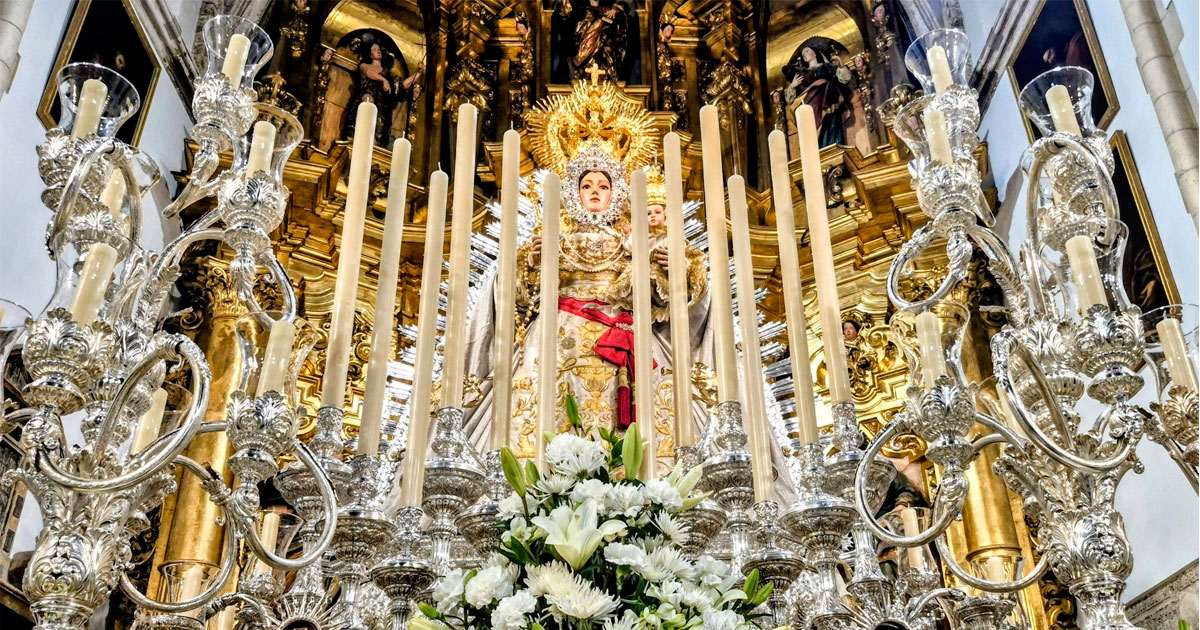 La Virgen de Araceli en el altar mayor de San Andrés sobre su paso procesional durante el Solemne Triduo.