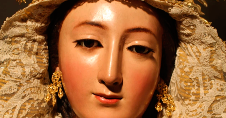 Cartel de agenda cofrade del fin de semana en Sevilla con procesiones, cultos y actos de hermandades en mayo de 2026.
