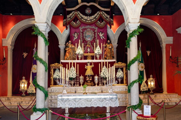 Altar de la Hermandad de la Macarena instalado en la Plaza de San Francisco para el Corpus Christi de Sevilla 2026.
