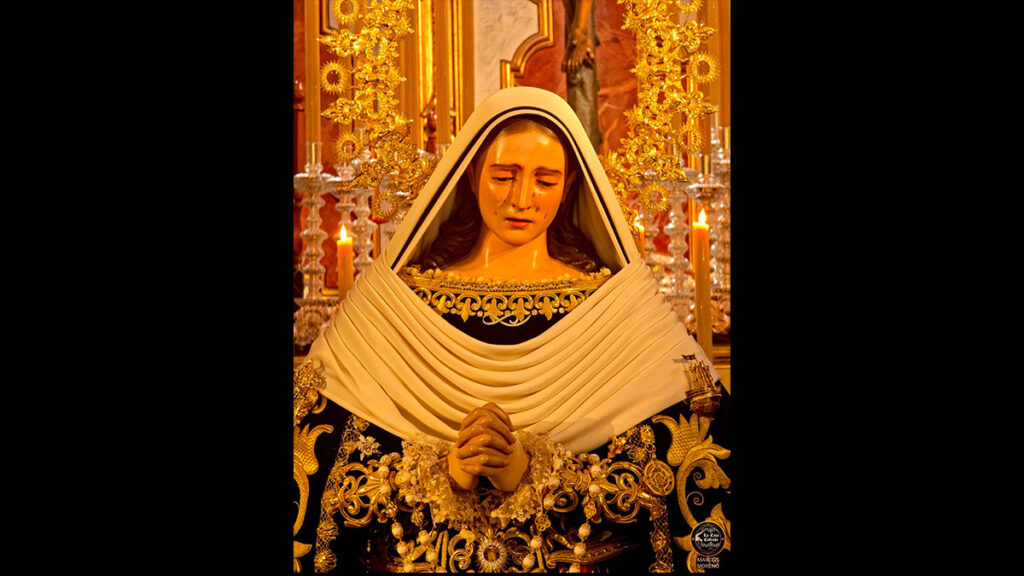 Nuestra Señora de la Soledad Coronada durante el besamanos celebrado por la Congregación de Mena con motivo del décimo aniversario de su Coronación Canónica.