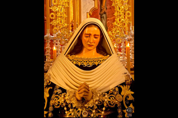Nuestra Señora de la Soledad Coronada durante el besamanos celebrado por la Congregación de Mena con motivo del décimo aniversario de su Coronación Canónica.