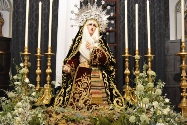 Nuestra Señora de la Soledad durante el besamanos extraordinario celebrado en la Iglesia de San Buenaventura por el 175 aniversario de su hechura y bendición. Fotografía de Benito Álvarez.