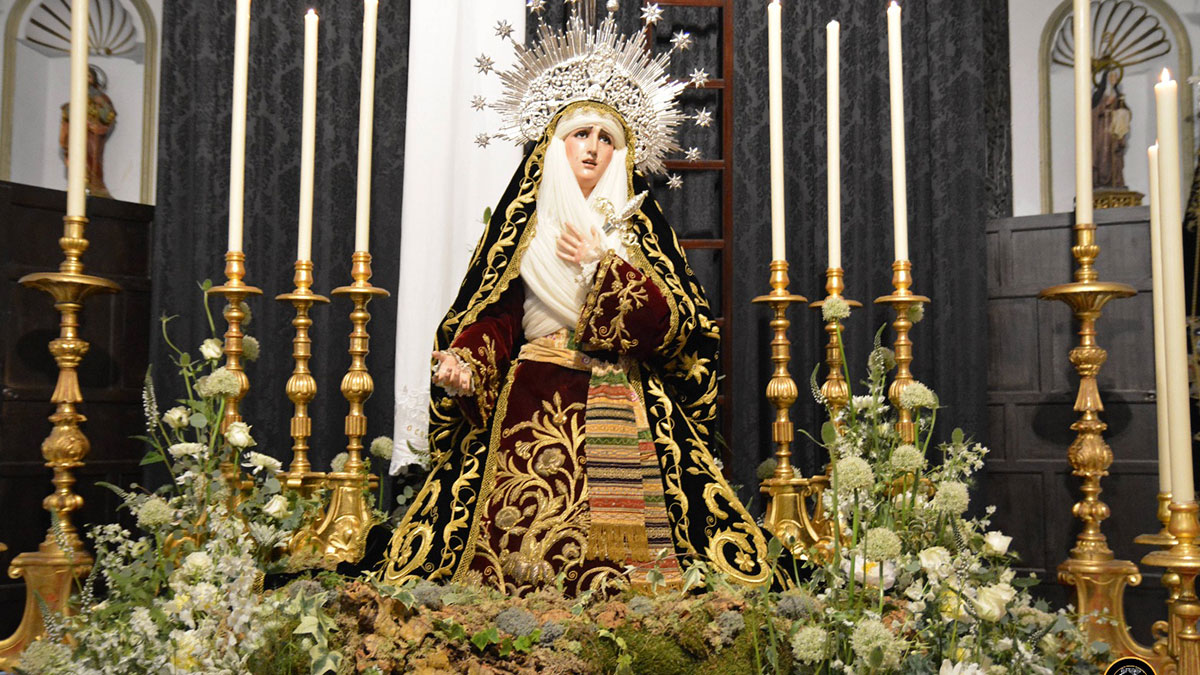Nuestra Señora de la Soledad durante el besamanos extraordinario celebrado en la Iglesia de San Buenaventura por el 175 aniversario de su hechura y bendición. Fotografía de Benito Álvarez.