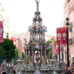 Sillas instaladas en el recorrido oficial de la procesión del Corpus Christi de Sevilla para seguir el paso de la Custodia y el cortejo eucarístico.