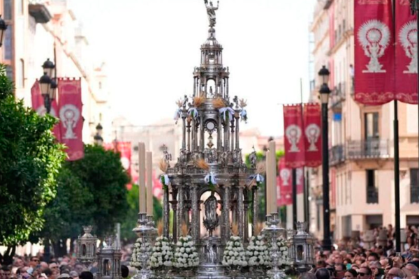 Sillas instaladas en el recorrido oficial de la procesión del Corpus Christi de Sevilla para seguir el paso de la Custodia y el cortejo eucarístico.