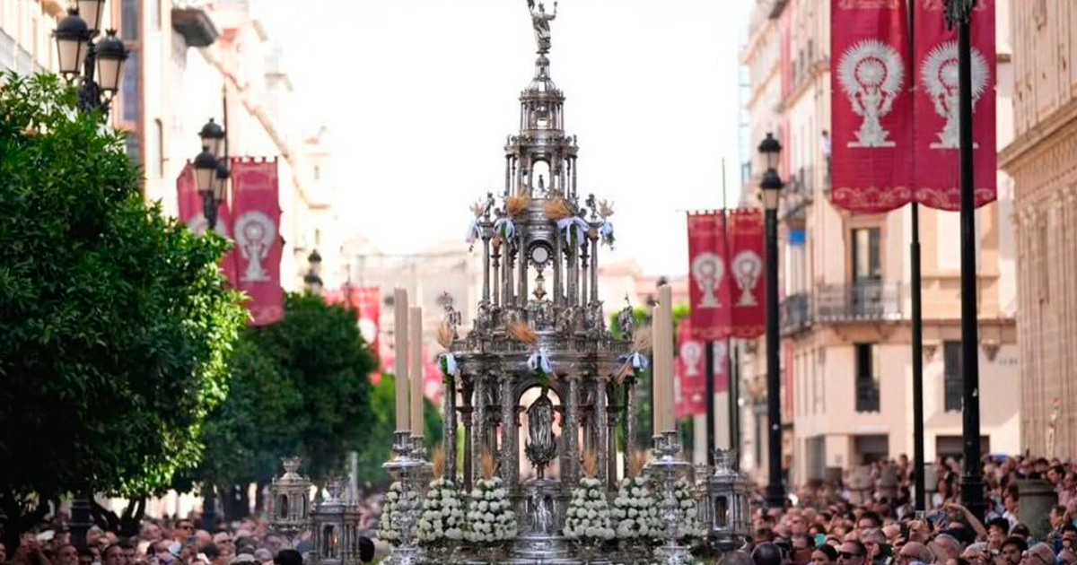 Sillas instaladas en el recorrido oficial de la procesión del Corpus Christi de Sevilla para seguir el paso de la Custodia y el cortejo eucarístico.