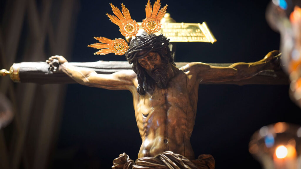 El Santísimo Cristo del Amor durante el culto en la Iglesia Colegial del Salvador antes de su traslado al Instituto Andaluz del Patrimonio Histórico para su intervención de conservación.