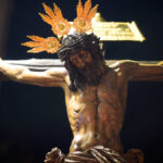 El Santísimo Cristo del Amor durante el culto en la Iglesia Colegial del Salvador antes de su traslado al Instituto Andaluz del Patrimonio Histórico para su intervención de conservación.