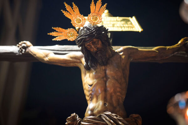 El Santísimo Cristo del Amor durante el culto en la Iglesia Colegial del Salvador antes de su traslado al Instituto Andaluz del Patrimonio Histórico para su intervención de conservación.