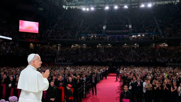 León XIV Reúne a una Multitud en Madrid y Llama a Vivir una Fe Comprometida con el Prójimo