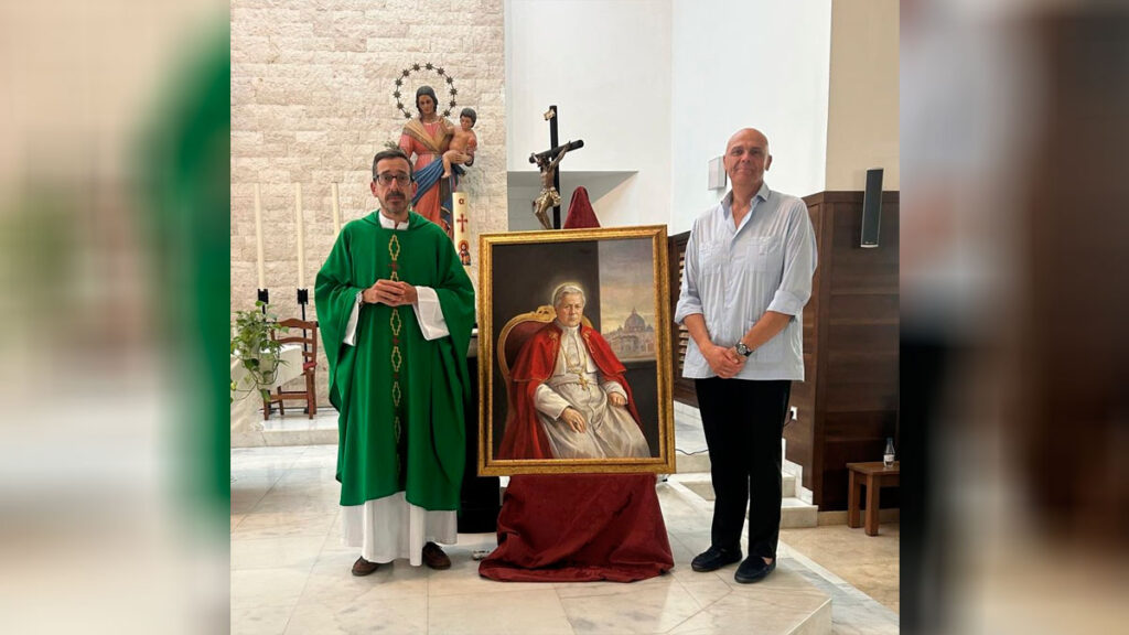 Retrato de San Pío X realizado por Pedro González Vázquez y donado por la Hermandad de la Esperanza de Triana a la parroquia del Polígono Sur.
