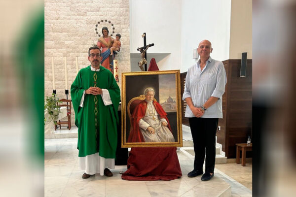 Retrato de San Pío X realizado por Pedro González Vázquez y donado por la Hermandad de la Esperanza de Triana a la parroquia del Polígono Sur.