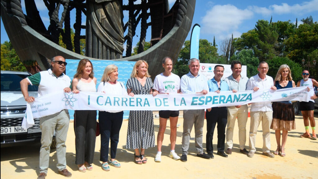 Participantes de la Carrera de la Esperanza organizada por la Hermandad de la Macarena junto al atleta Abel Antón durante una jornada deportiva y solidaria celebrada en Sevilla.