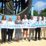 Participantes de la Carrera de la Esperanza organizada por la Hermandad de la Macarena junto al atleta Abel Antón durante una jornada deportiva y solidaria celebrada en Sevilla.