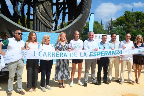 Participantes de la Carrera de la Esperanza organizada por la Hermandad de la Macarena junto al atleta Abel Antón durante una jornada deportiva y solidaria celebrada en Sevilla.