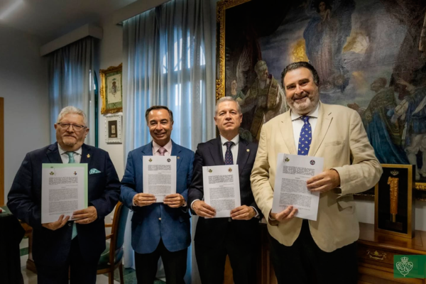 Representantes de la Hermandad de la Macarena junto a Los Estudiantes, Santa Genoveva, San Pablo y Pino Montano tras la firma de los convenios de colaboración.