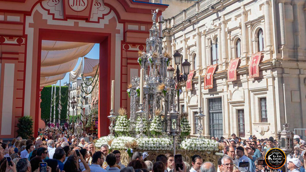 Corpus de Sevilla a su paso por la Plaza de San Francisco en una fotografía realizada por Juanjo Vela.