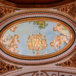 Vista general del nuevo camarín de la Esperanza de Triana en la Capilla de los Marineros de Sevilla.