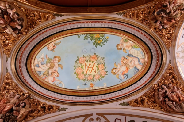 Vista general del nuevo camarín de la Esperanza de Triana en la Capilla de los Marineros de Sevilla.