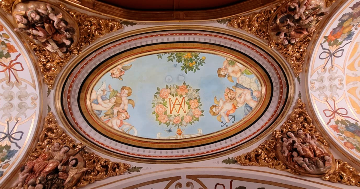 Vista general del nuevo camarín de la Esperanza de Triana en la Capilla de los Marineros de Sevilla.