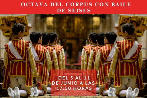Los Seises durante la celebración de la Octava del Corpus en la Catedral de Sevilla ante el Santísimo Sacramento.
