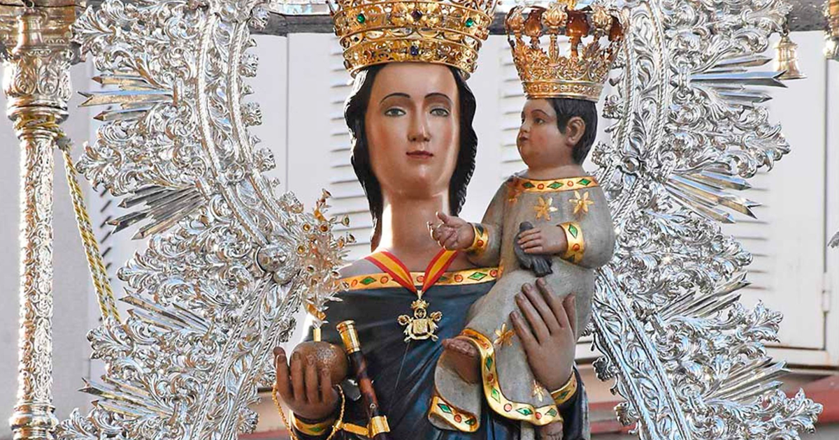 La Virgen de la Hiniesta Gloriosa presidiendo el altar municipal del Corpus Christi en la Plaza de San Francisco de Sevilla.