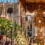 Procesión del Corpus Christi por las calles de Sevilla con el Santísimo Sacramento bajo palio.
