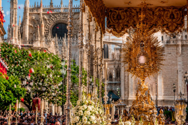 Procesión del Corpus Christi por las calles de Sevilla con el Santísimo Sacramento bajo palio.