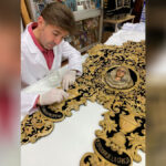 Imagen corporativa de Restaurum, la nueva unidad especializada en conservación y restauración de patrimonio textil bordado en oro impulsada por el taller de José Antonio Grande de León en Sevilla