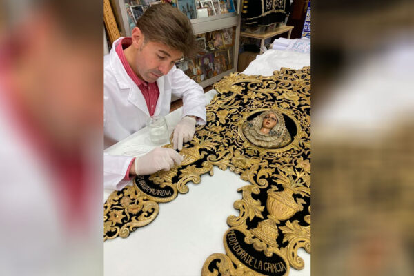Imagen corporativa de Restaurum, la nueva unidad especializada en conservación y restauración de patrimonio textil bordado en oro impulsada por el taller de José Antonio Grande de León en Sevilla